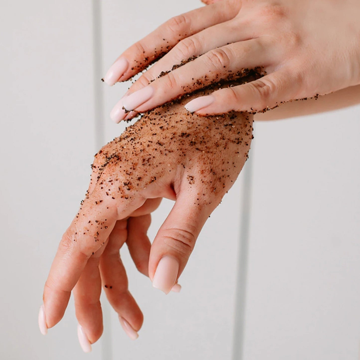 ЕНЕРГИЗИРАЩ СКРАБ за гладка и стегната кожа с кафе и семена от грейпфрут - 275g